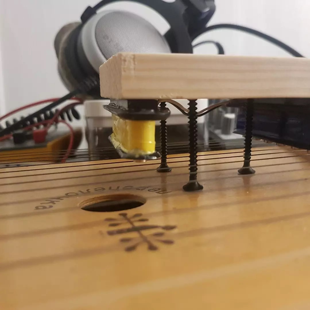 A very elegant pickup for strings.

 Just testing the teory of creating a balanced audio pickup using oppossed polarity guitar pickups. I can put it over a string and hear it. I noted that there is still some power supply noise though.
