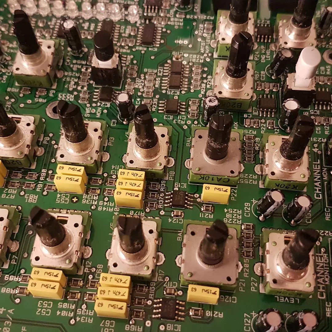 my favourite mixer so far! soundcraft compact. Got it second hand at good price. Its the only one so far I've found that lets me route or bypass sounds to my kaoss pad.

Some knobs had a bit of noise, but cleaning was enough to fix this. Also I was surprised to see that wuthout a cover, it catches a lot of noise. It, thus relies a lot on the enclosure as a faraday cage. I somehow expected that this effect would be very small.

Ah, also the level meter is beautiful. When I started using external batteries I leaned that it has a low voltage indicator 😂
