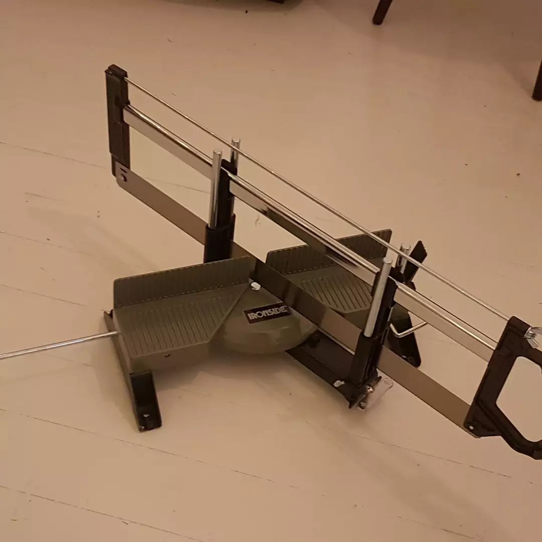 got myself a gift 😍 its a saw used to cut things at angles. Otherwise the stuff looks catastrophic. Besides that, its a pretty cool object by itself. Child me would have examined it curiously.
